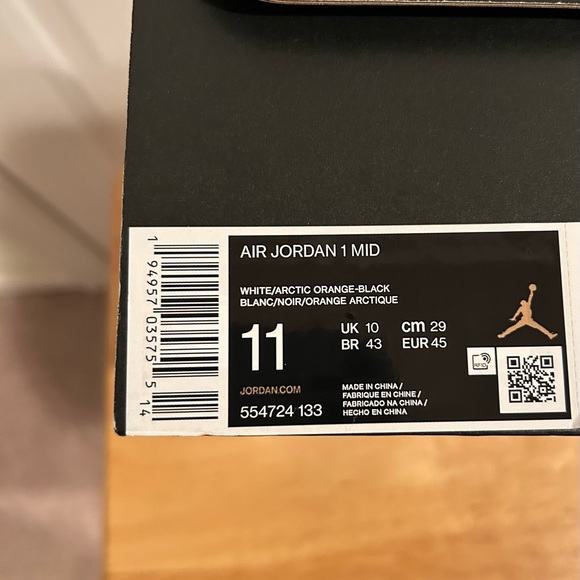 The Air Jordan 1 Mid 'Crimson Tint' - Picture 5 of 7